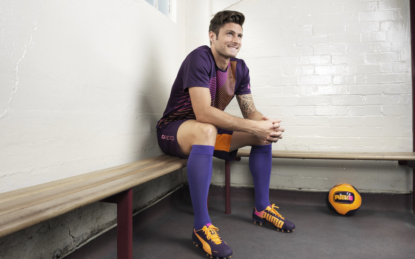 星空体育平台-曼联在关键比赛中逆转获胜，积分追赶榜首